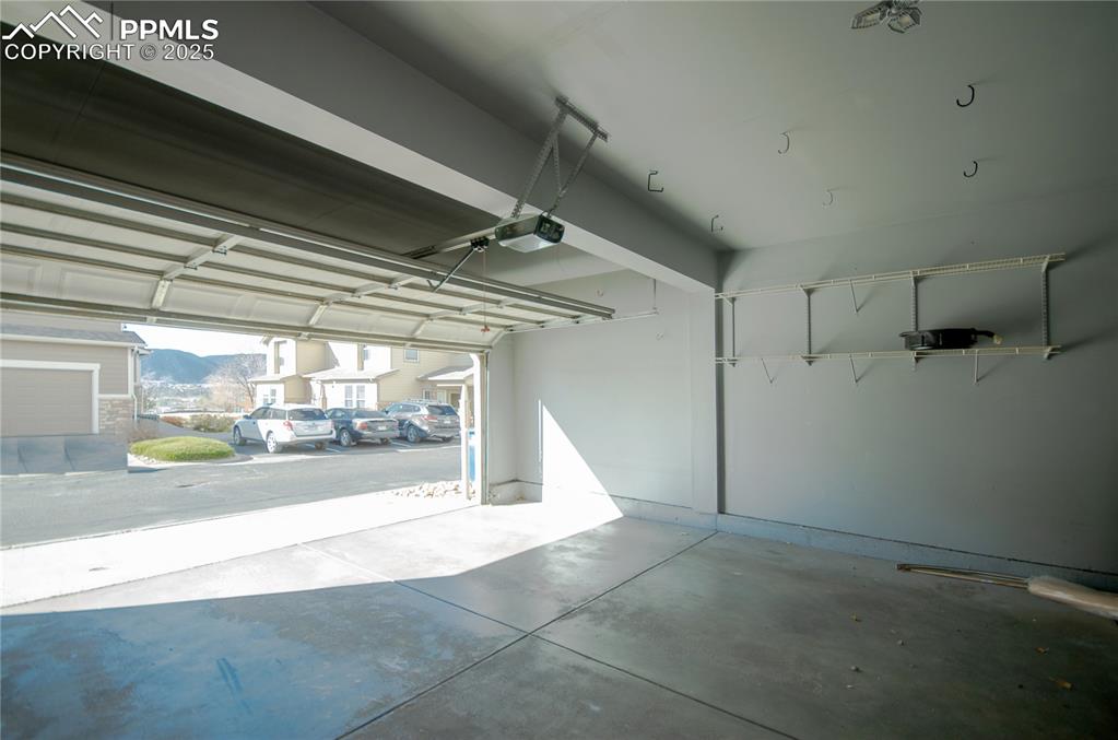 Image 27 of 33: Garage