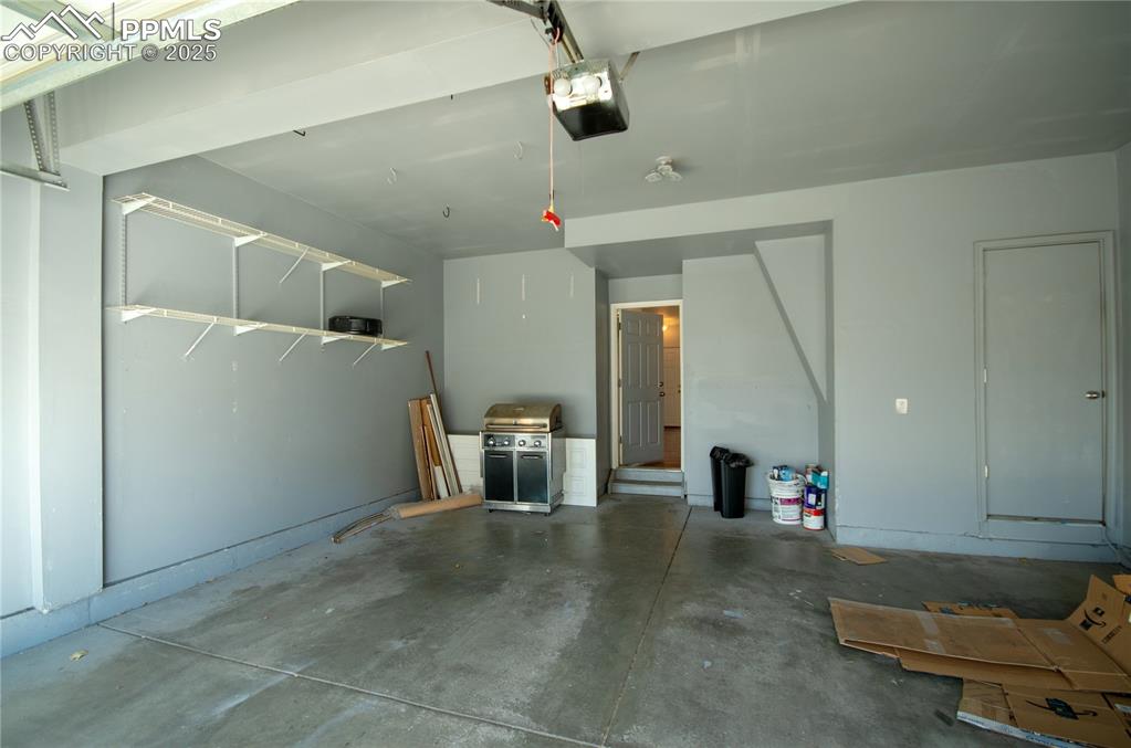 Image 28 of 33: Garage