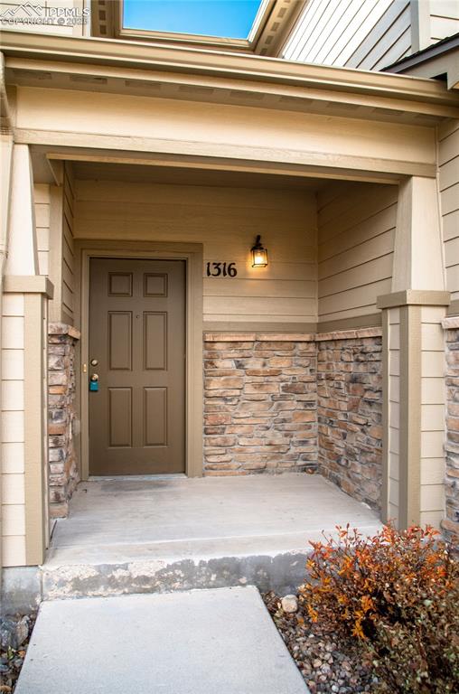 Image 3 of 33: Entry