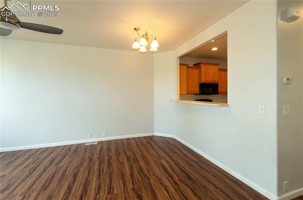 Image 6 of 33: Dining Area