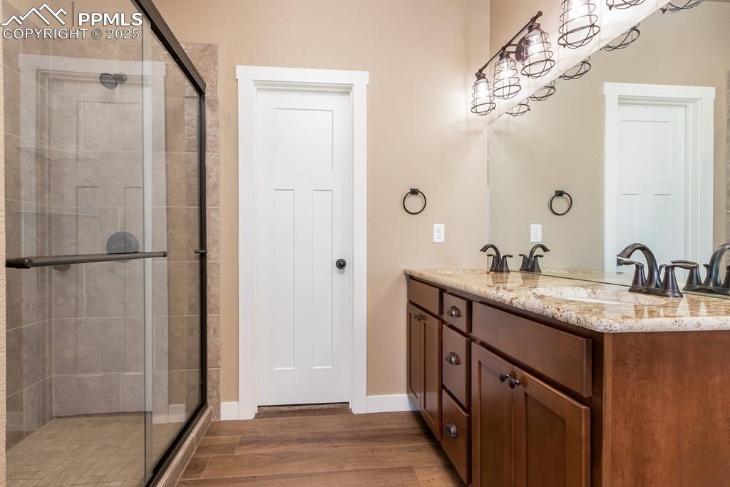 Image 18 of 36: Bathroom