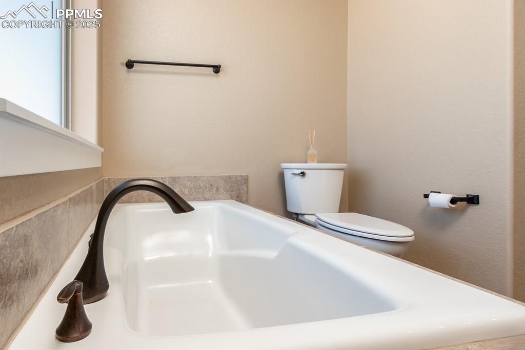 Image 19 of 36: Bathroom