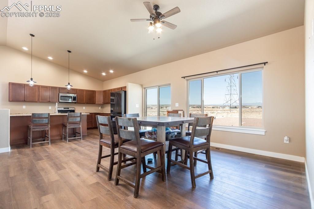 Image 7 of 36: Dining Area