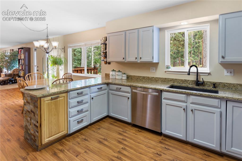 Image 9 of 31: Kitchen