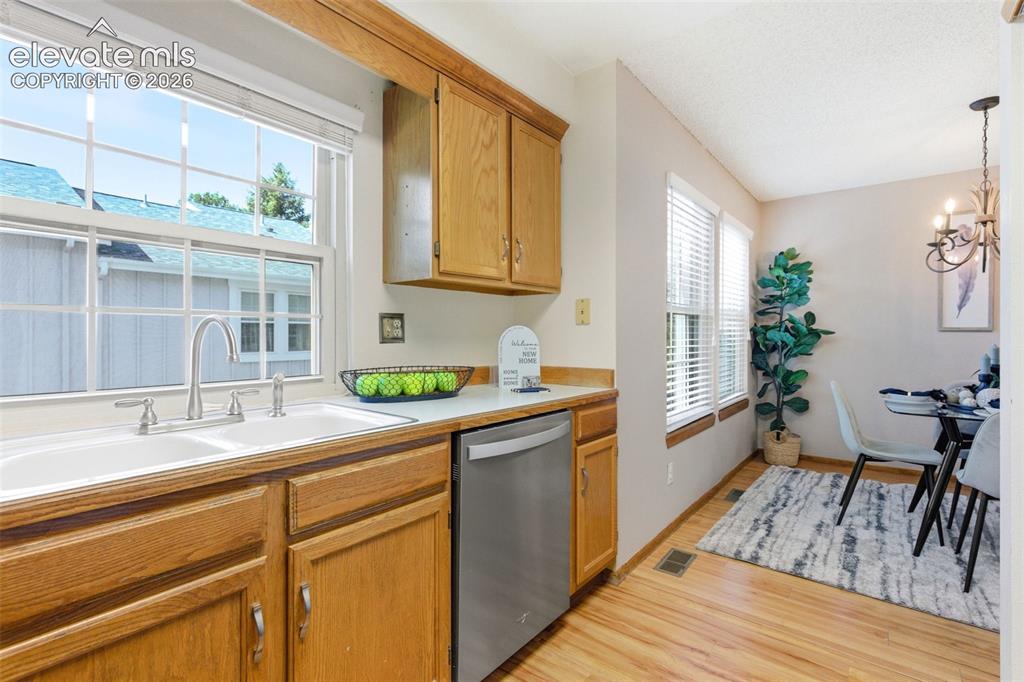 Image 17 of 43: Kitchen