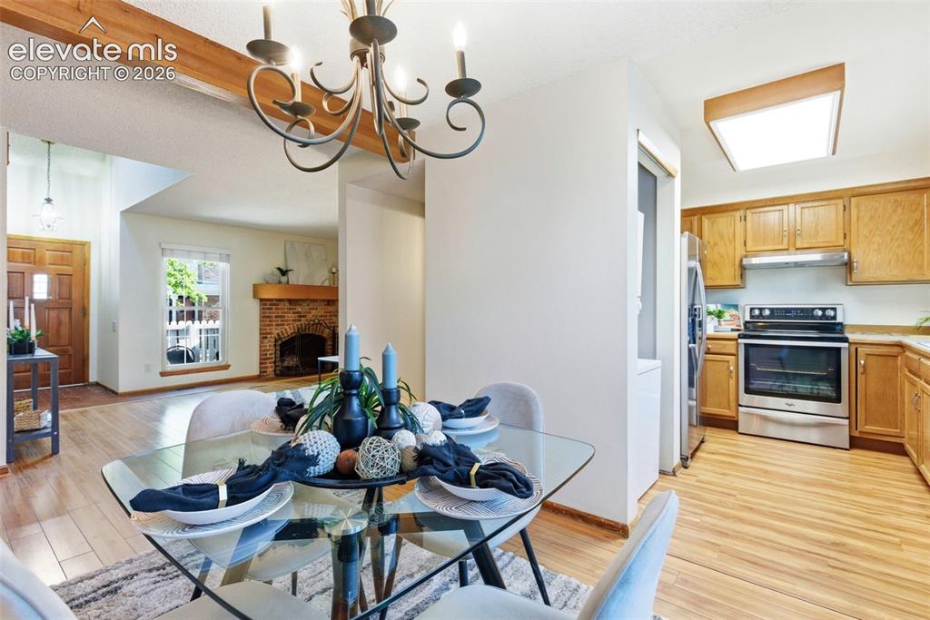 Image 19 of 43: Dining Area