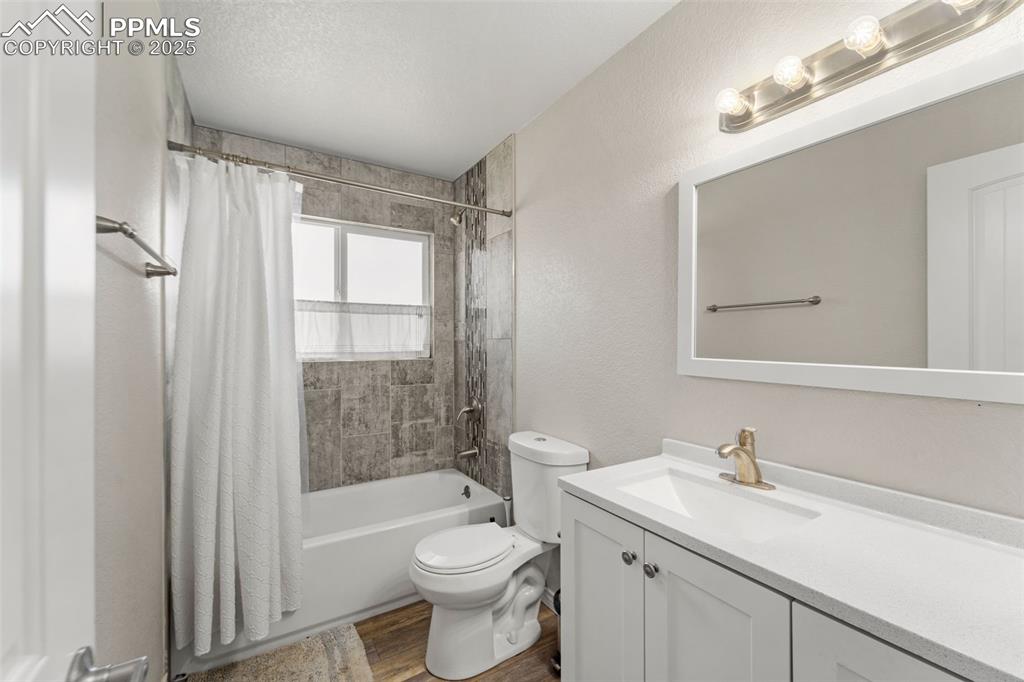 Image 18 of 48: Bathroom