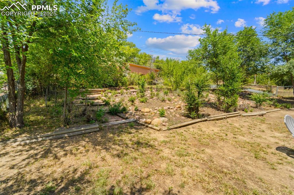 Image 36 of 48: Yard