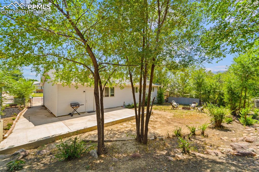 Image 39 of 48: Yard