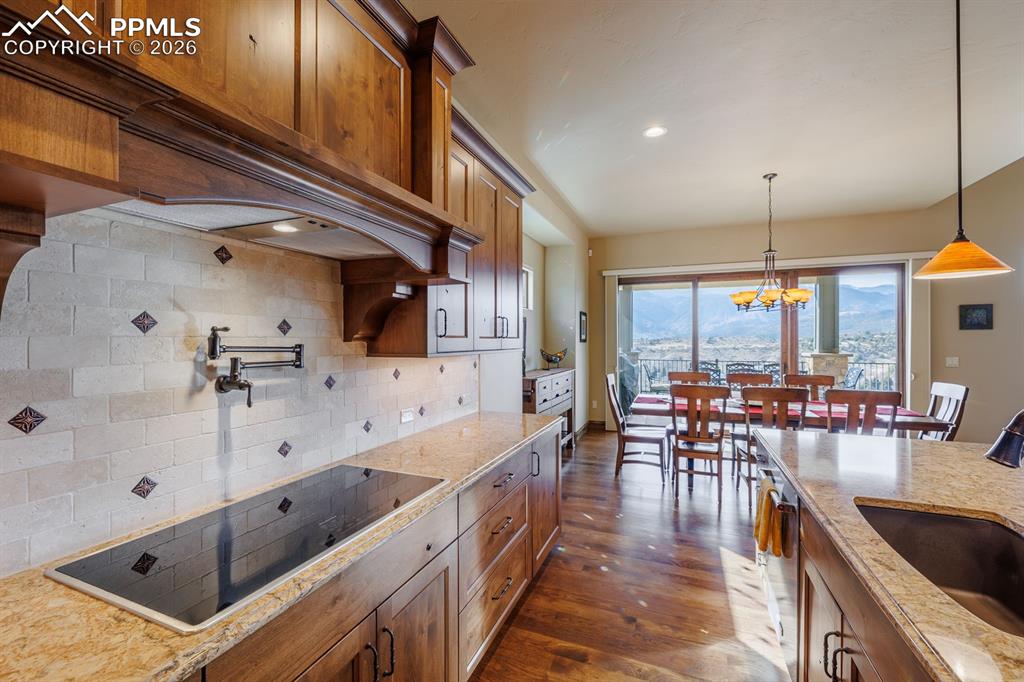 Image 16 of 50: Kitchen