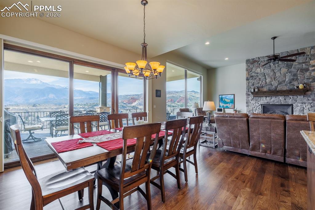 Image 17 of 50: Dining Area