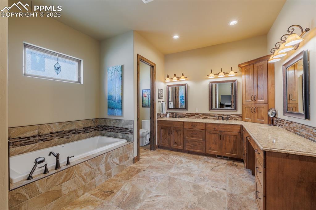 Image 26 of 50: Bathroom