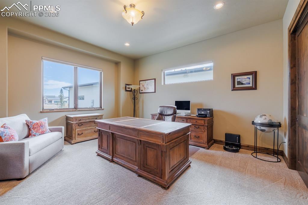 Image 30 of 50: Office