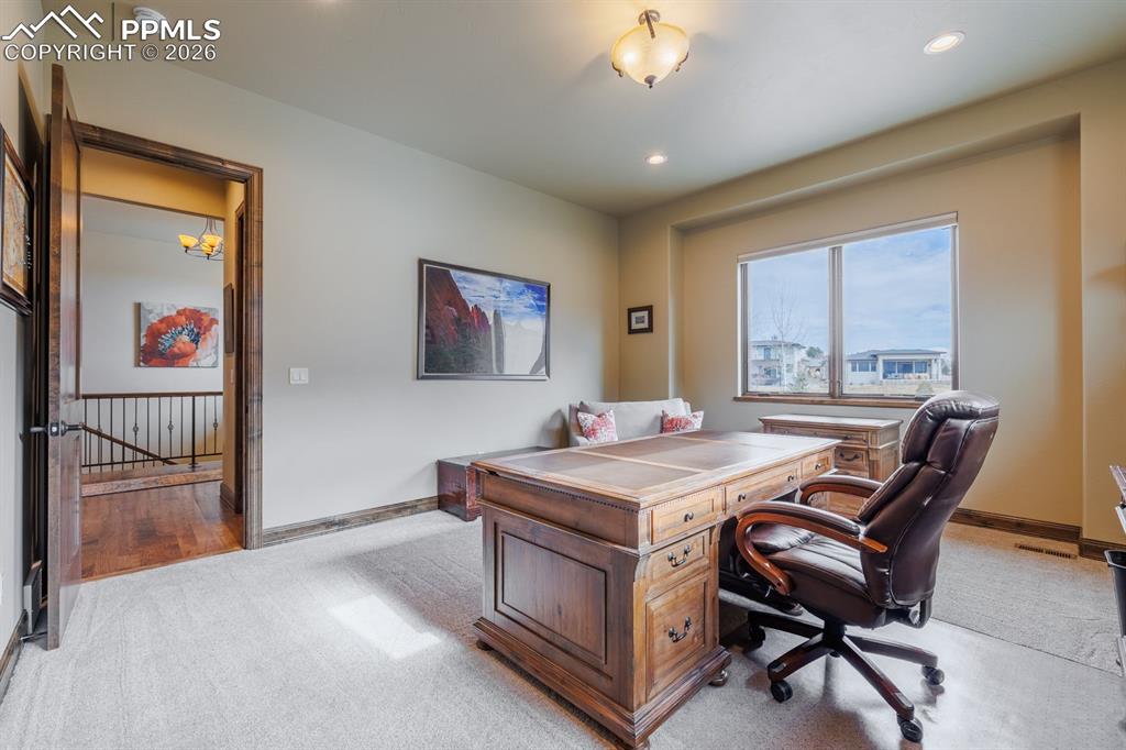 Image 31 of 50: Office