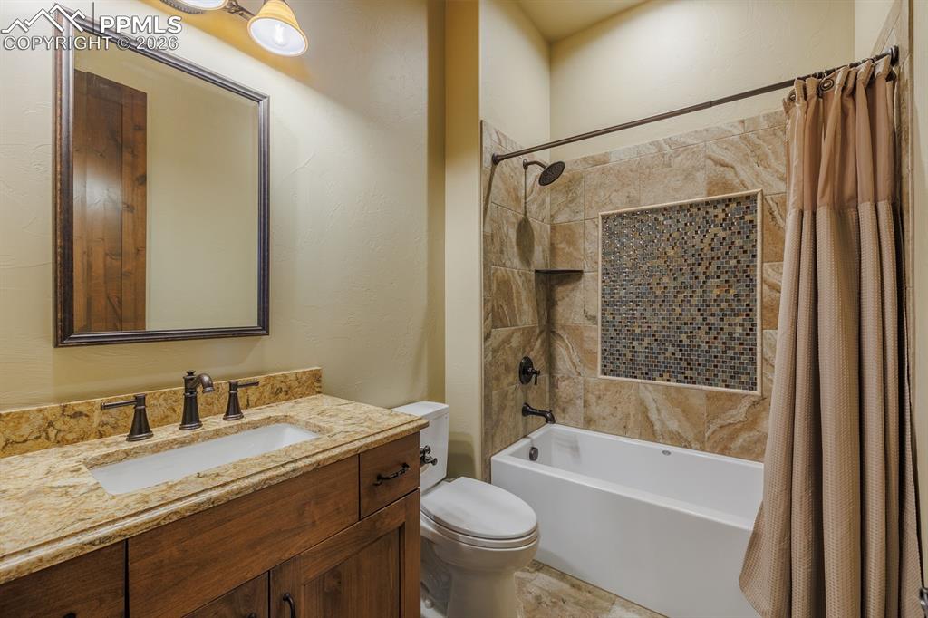 Image 33 of 50: Bathroom