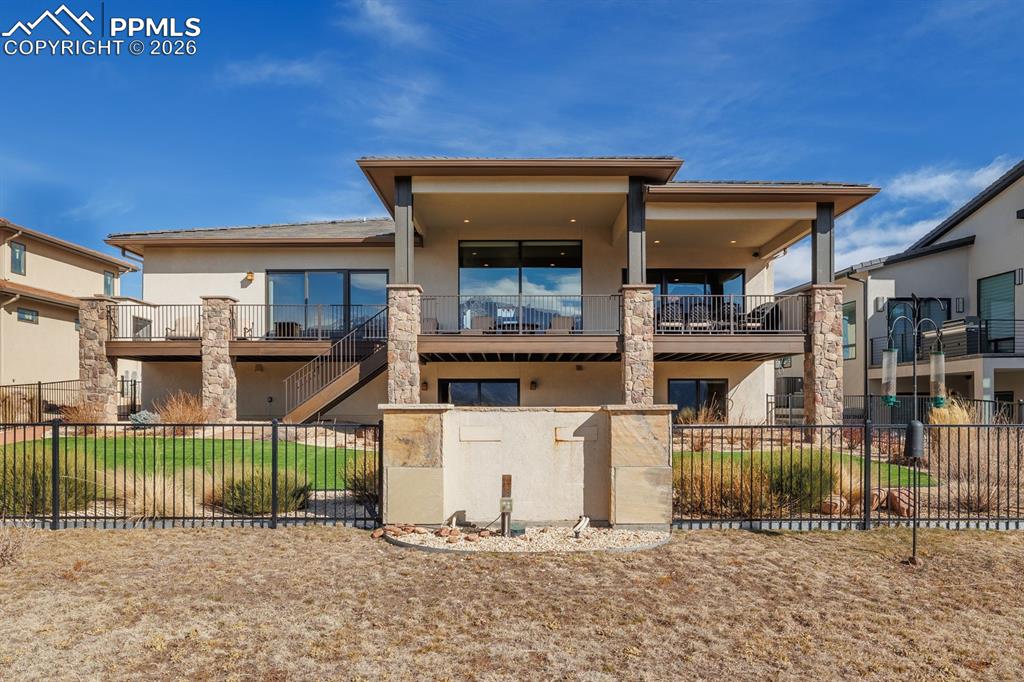 Image 4 of 50: Back of Structure