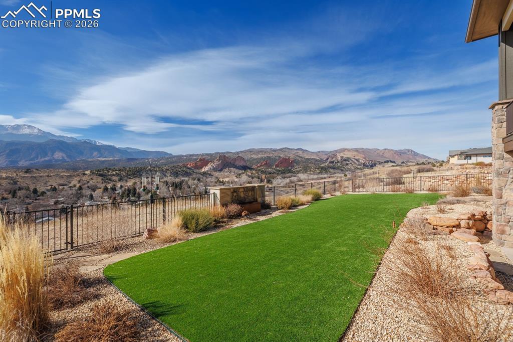 Image 40 of 50: Yard