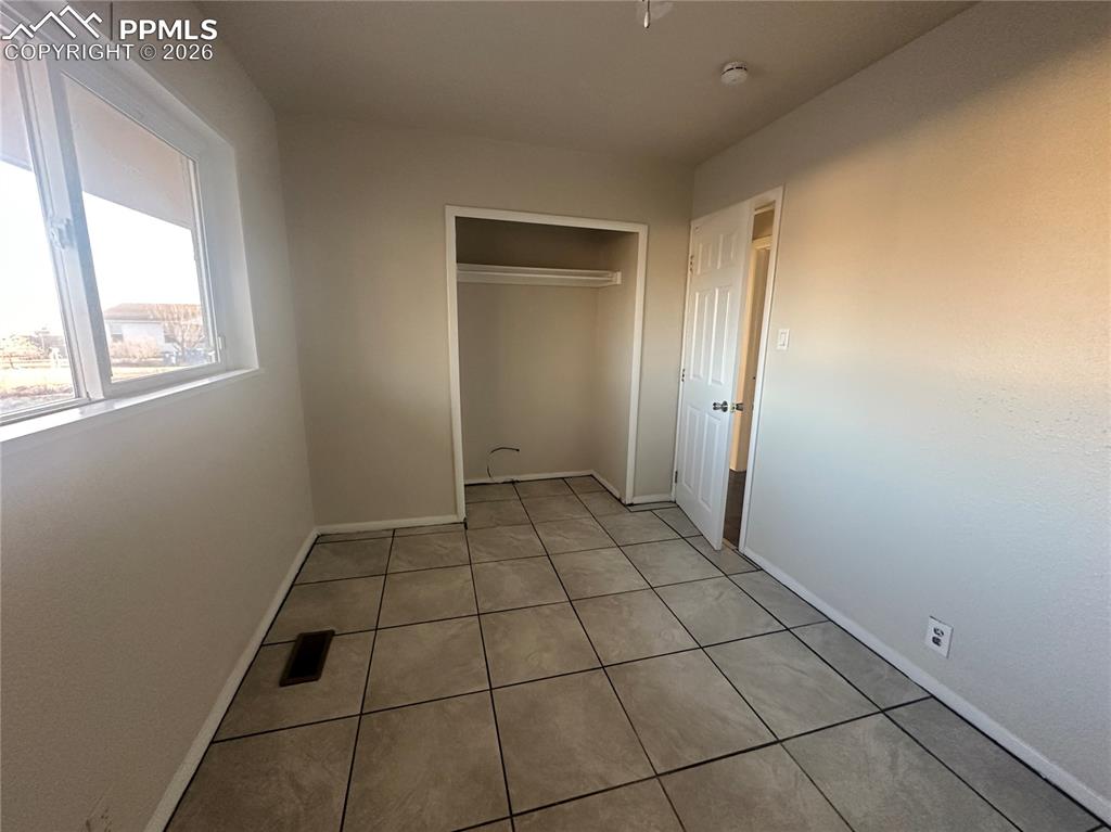 Image 18 of 29: Bedroom