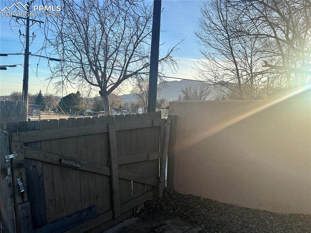 Image 24 of 29: Fence