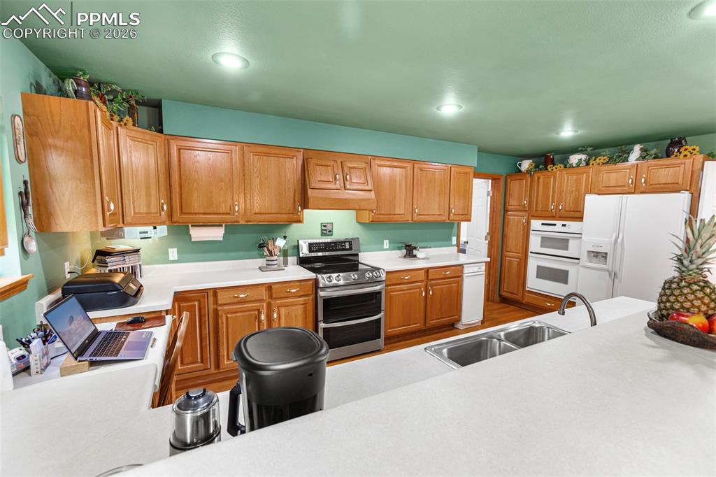 Image 8 of 26: Kitchen