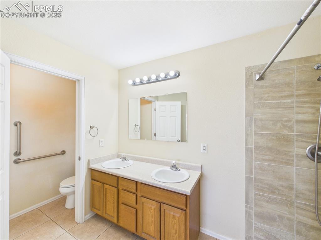 Image 13 of 25: Bathroom