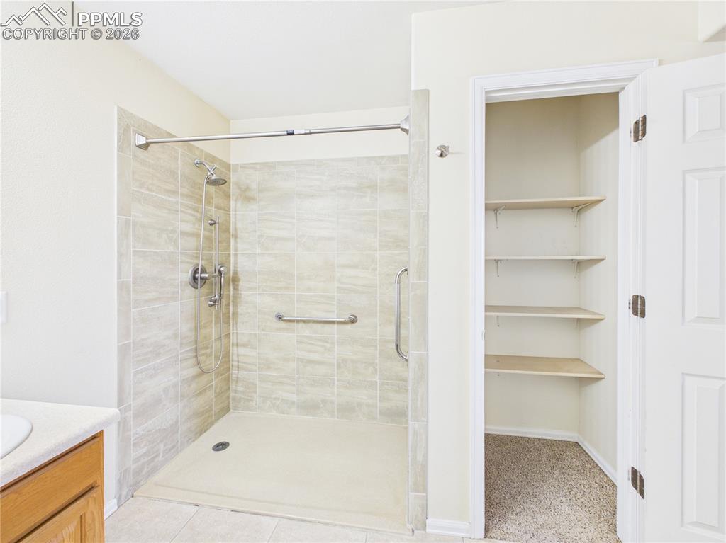 Image 14 of 25: Bathroom