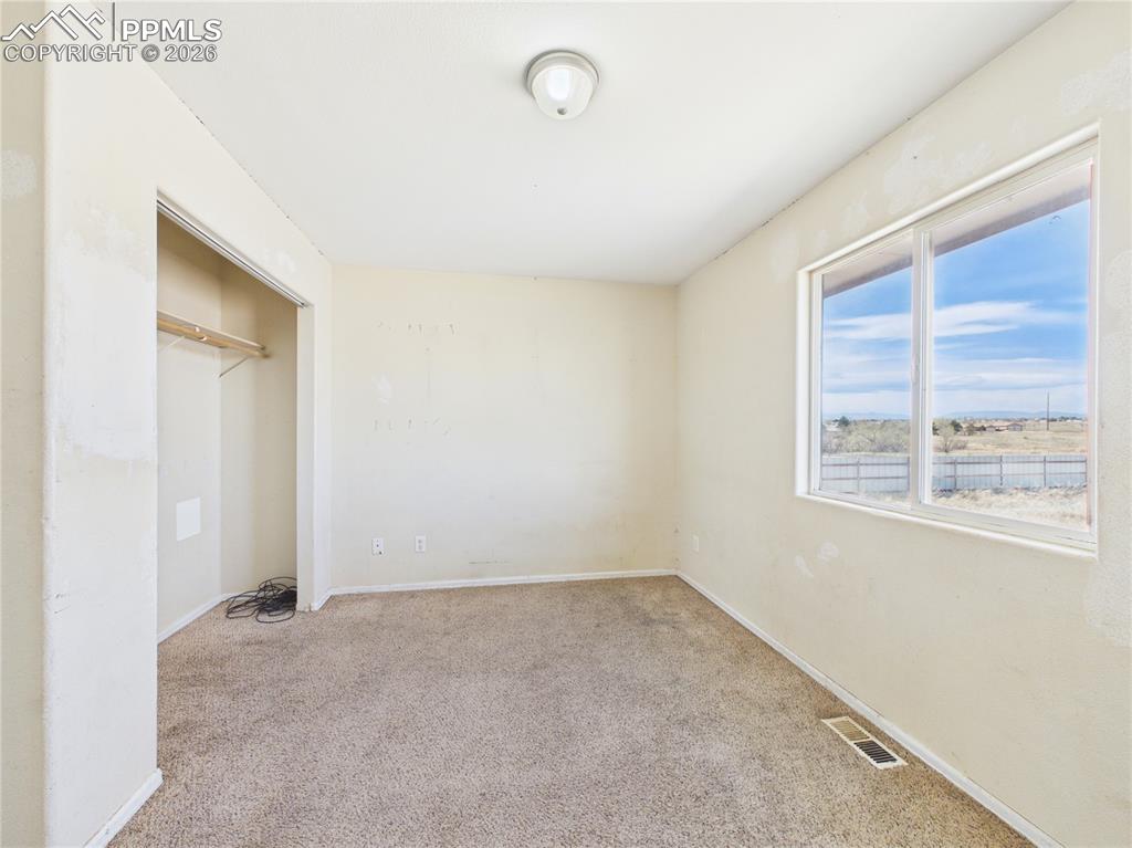 Image 18 of 25: Bedroom