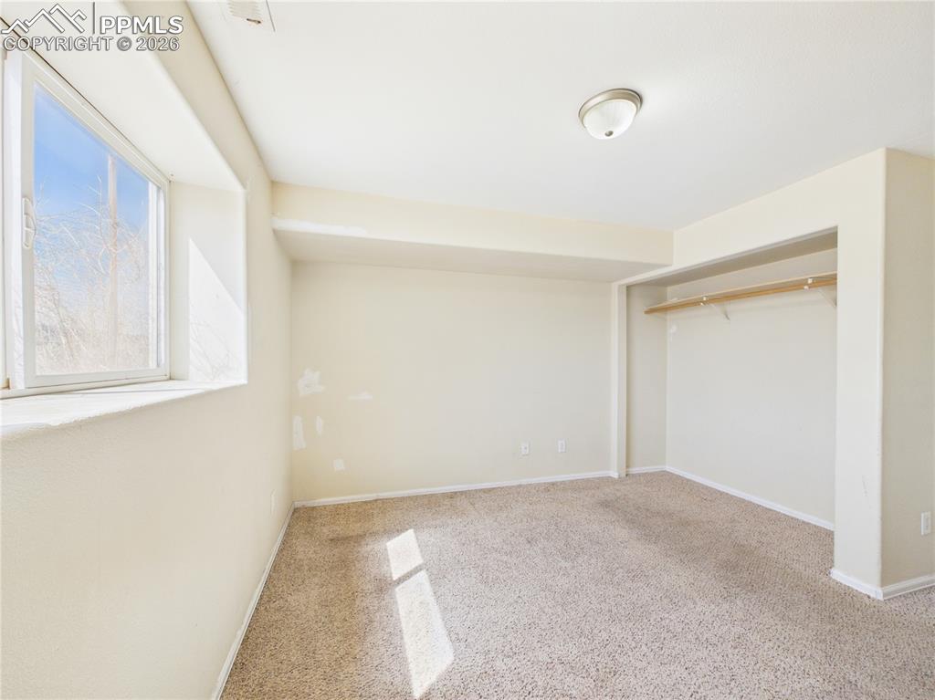 Image 22 of 25: Bedroom