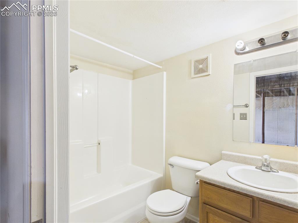 Image 23 of 25: Bathroom