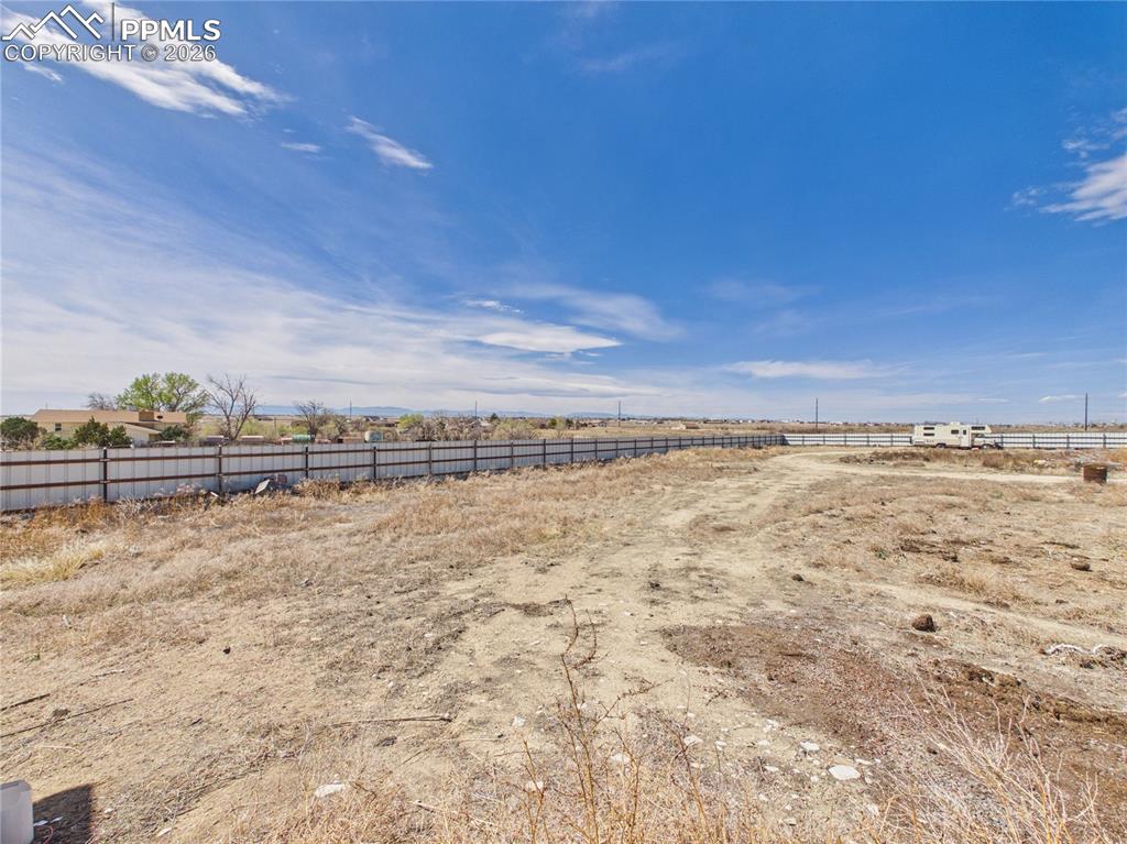 Image 24 of 25: Yard