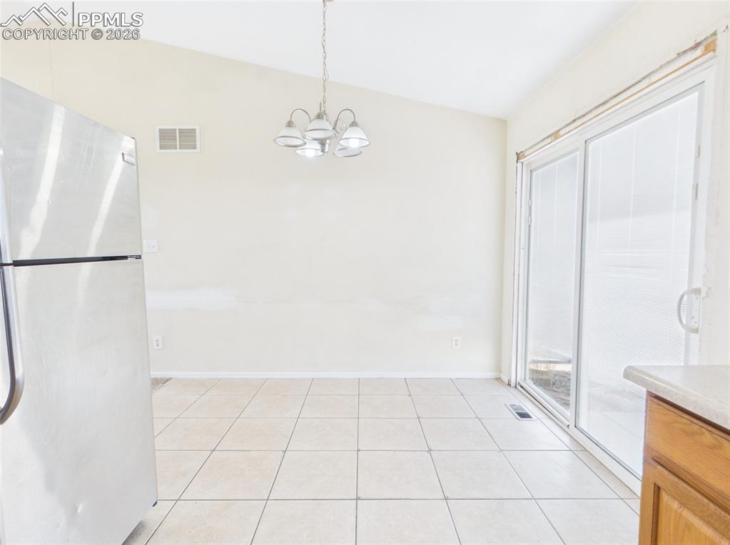 Image 7 of 25: Dining Area