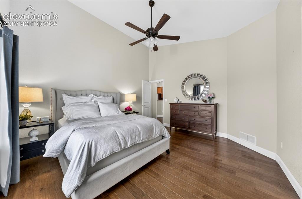 Image 19 of 36: Bedroom