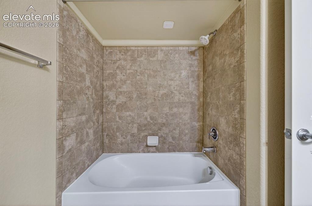 Image 28 of 36: Bathroom