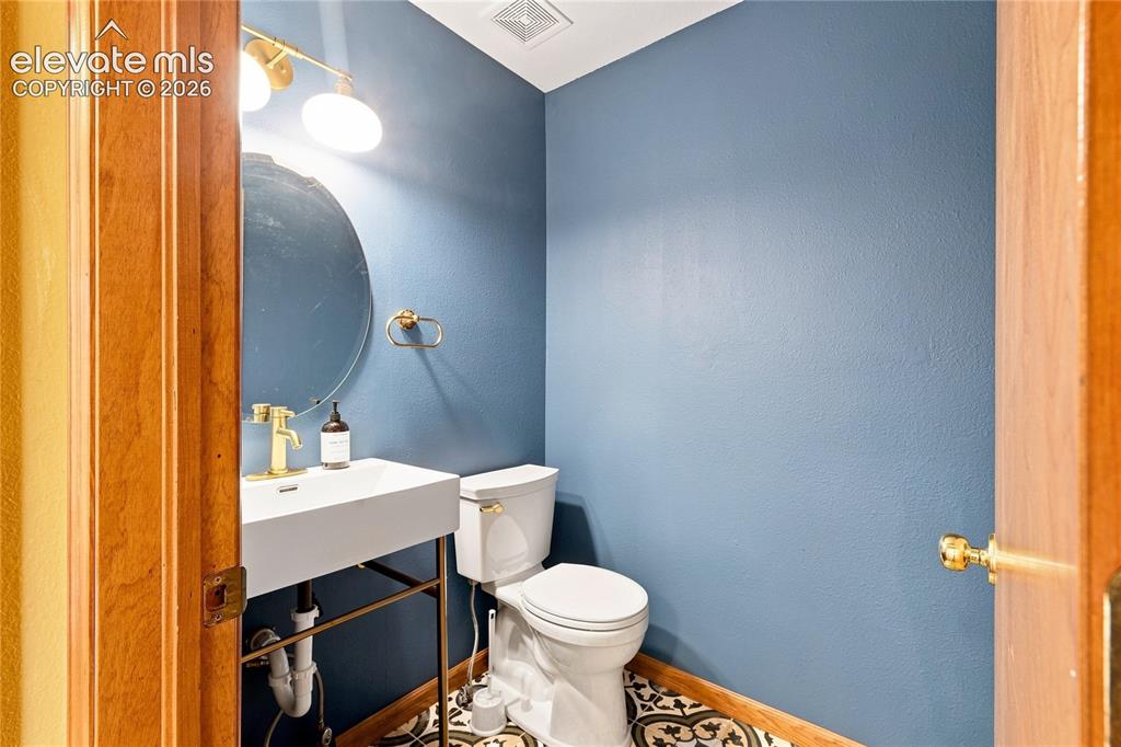 Image 10 of 27: Main level 1/2 bath