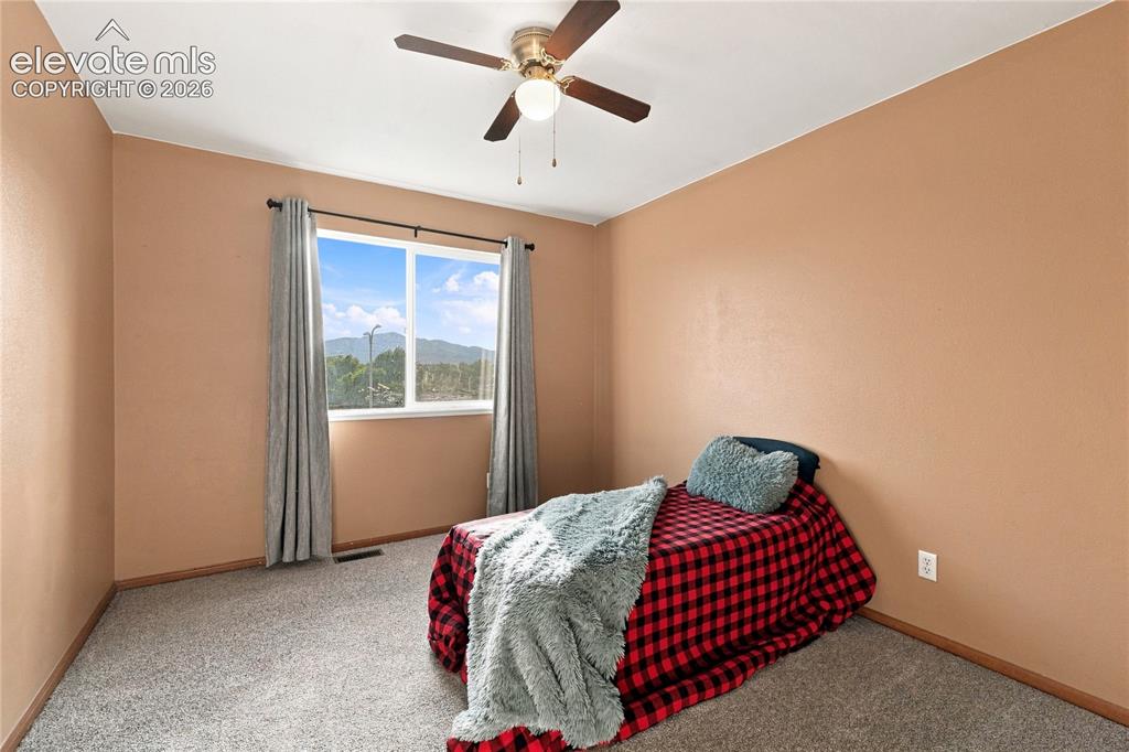 Image 15 of 27: Bedroom