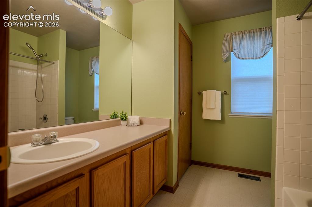 Image 18 of 27: Bathroom