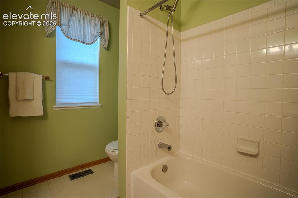Image 19 of 27: Bathroom