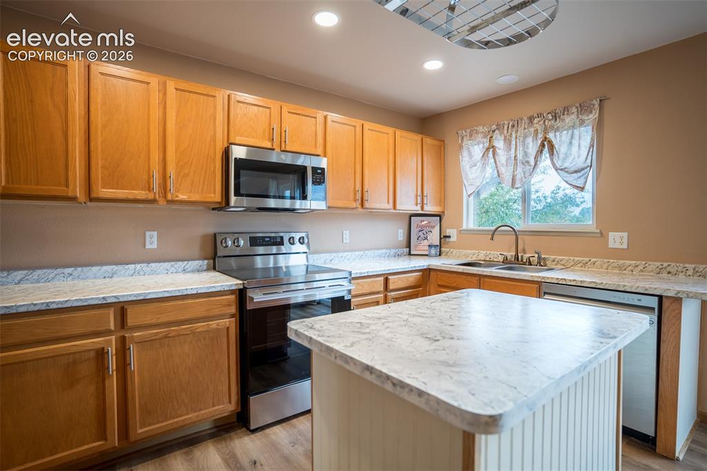 Image 5 of 27: Kitchen