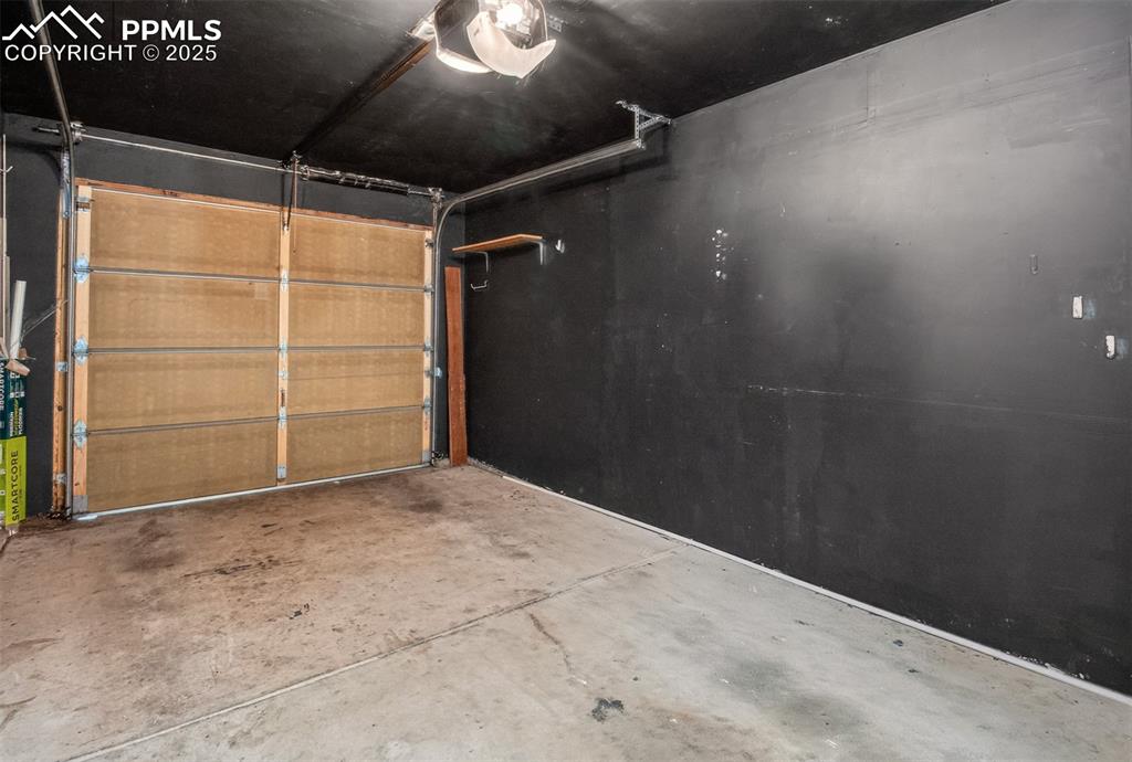 Image 20 of 24: Garage