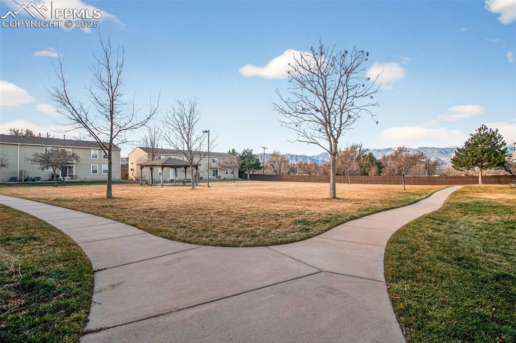 Image 22 of 24: Beautifully maintained common area.