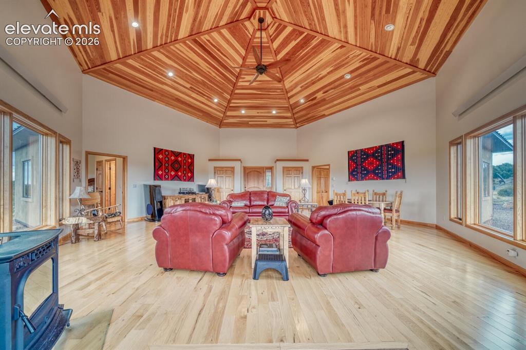 Image 14 of 35: Living Room