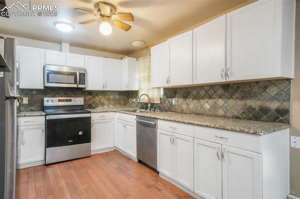 Image 10 of 50: Kitchen