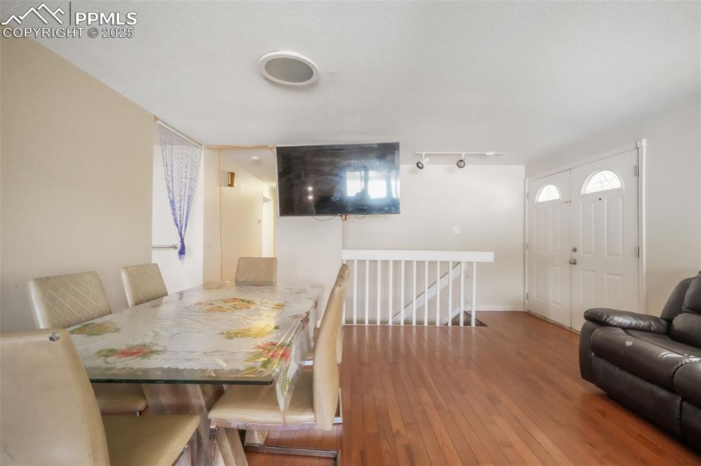 Image 6 of 50: Dining Area