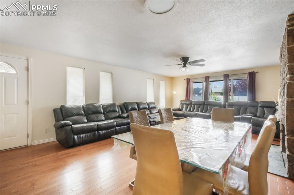 Image 7 of 50: Dining Area
