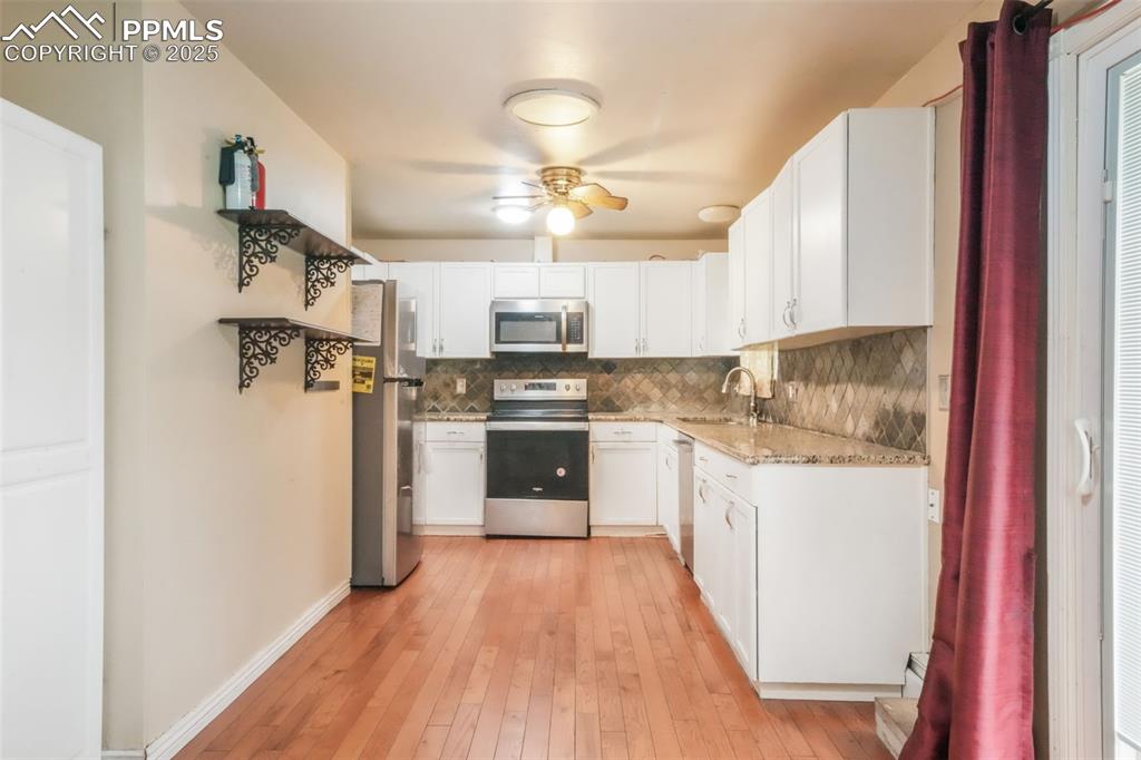 Image 9 of 50: Kitchen