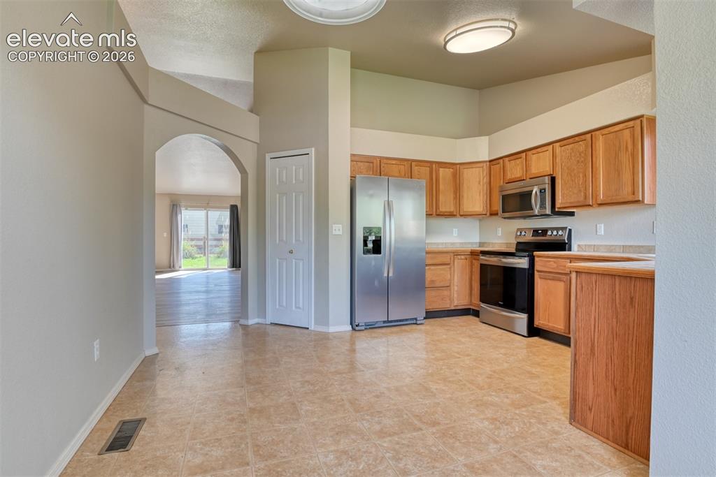 Image 10 of 49: Kitchen