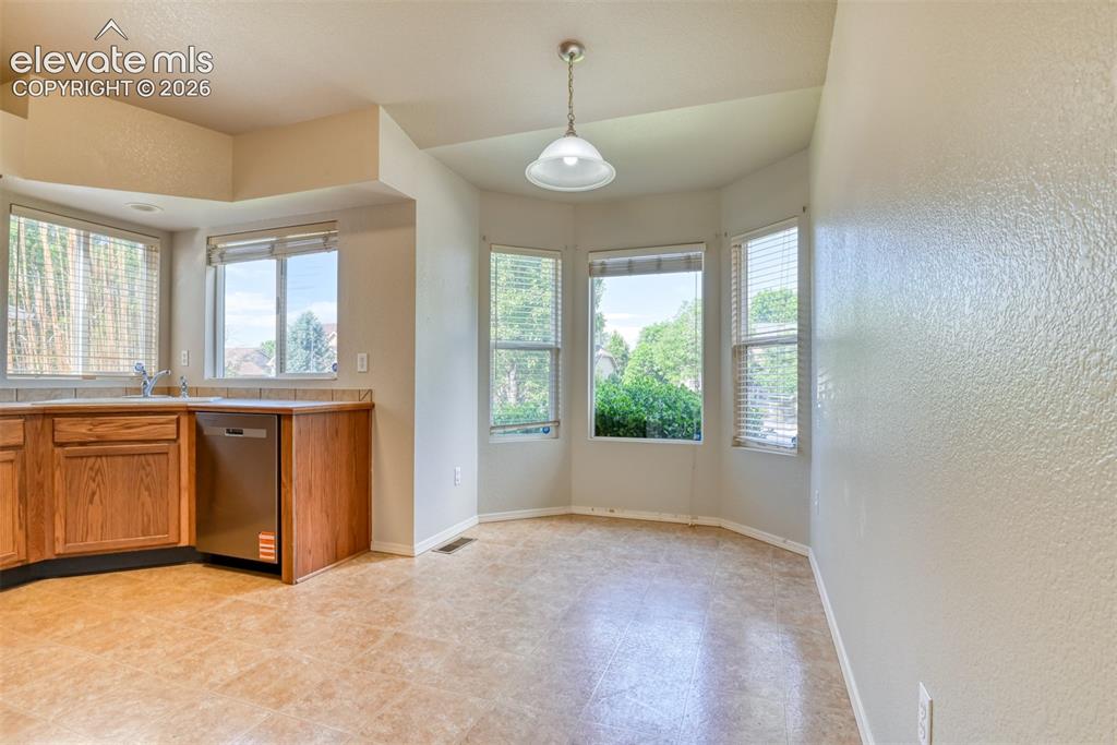 Image 11 of 49: Eat-in breakfast nook