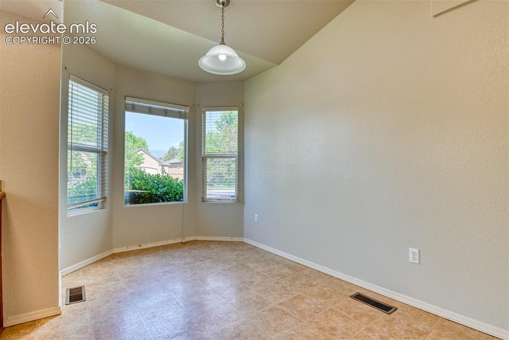 Image 12 of 49: Eat-in breakfast nook