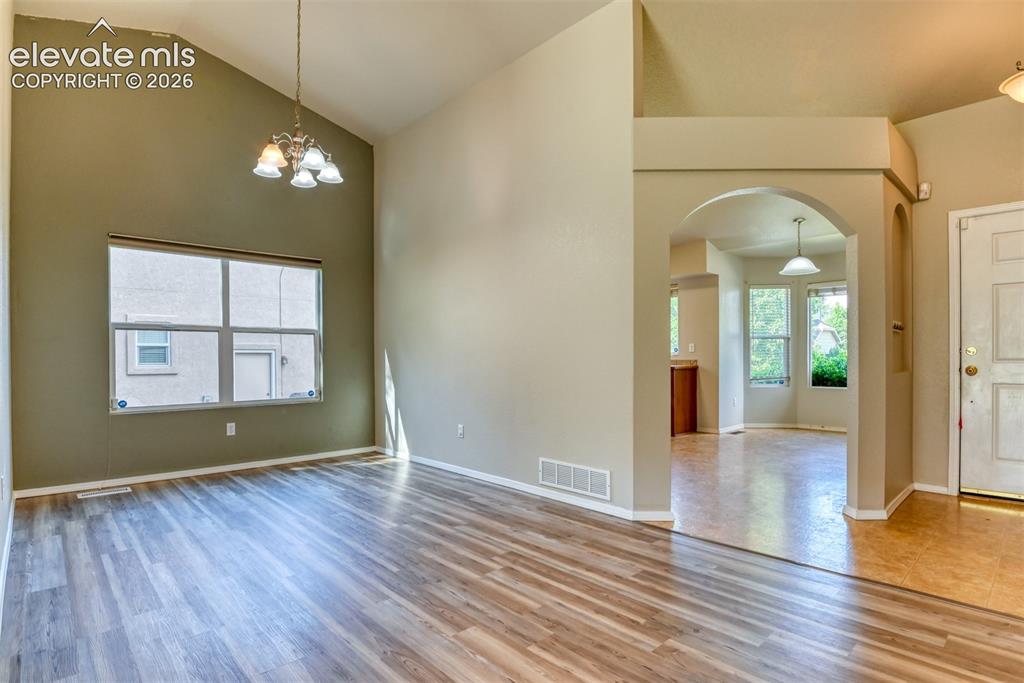 Image 14 of 49: Dining Area