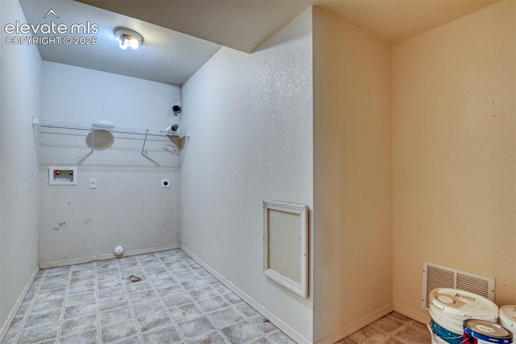 Image 45 of 49: Large Laundry Room